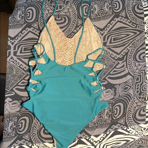 Acacia One Piece - Picture 3 of 4